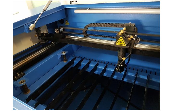 Lasersko_gravirni_stroj_FL_350_7x800x800