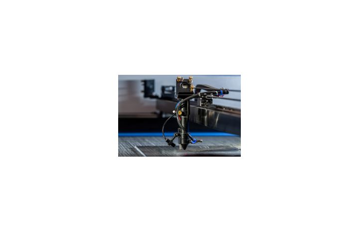 Lasersko_gravirni_stroj_FL_690_6x800x800