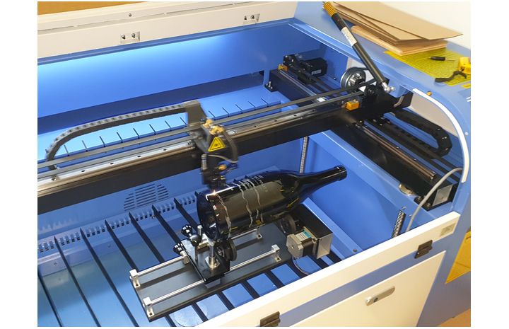 Lasersko_gravirni_stroj_FL_690_7_graviranje_steklenic_rotacijax800x800