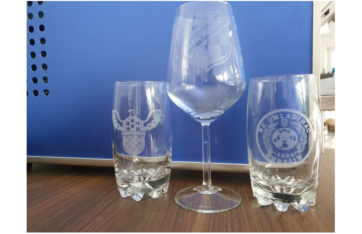 Lasersko_gravirni_stroj_FL_690_8_vzorec_graviranje_kozarecx800x800