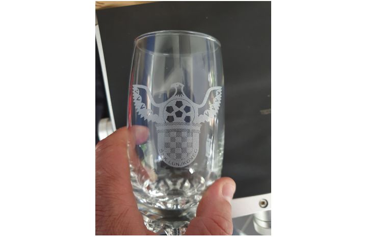 Lasersko_gravirni_stroj_FL_690_9_vzorec_graviranje_kozarecx800x800