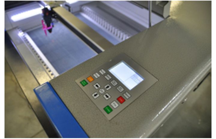 Lasersko_gravirni_stroj_X_1070_6x800x800