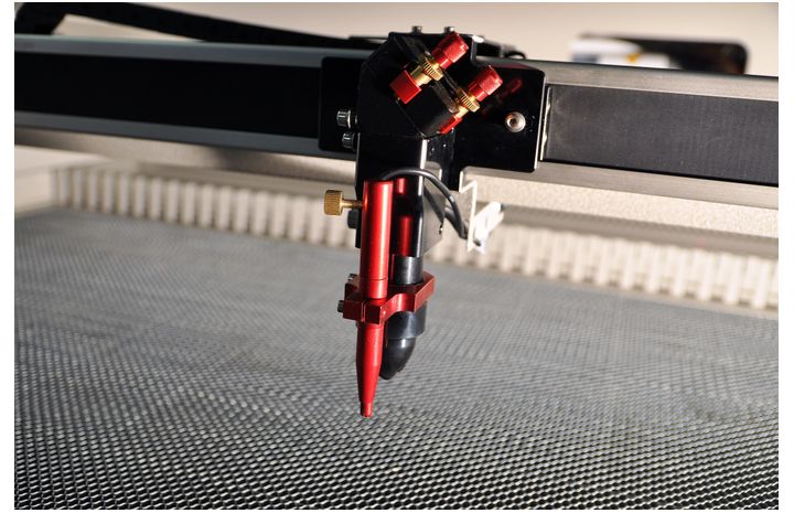 Lasersko_gravirni_stroj_X_1070_9x800x800